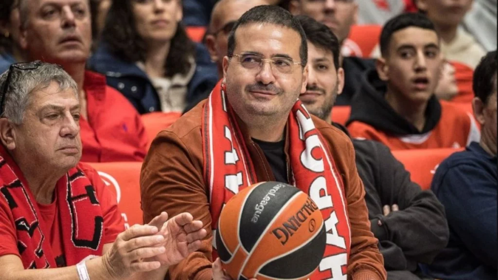 Σοκ για τον ιδιοκτήτη της Χάποελ: Αναγκαστική προσγείωση μετά από σύγκρουση με σμήνος πουλιών
