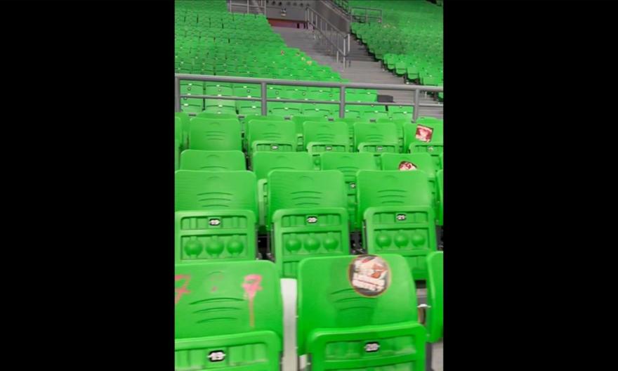 Final-4: Γέμισε αυτοκόλλητα του Ολυμπιακού το Telekom Center (vid)
